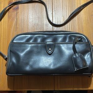 Liz Claiborne shoulder strap bag with inner pockets and card slots